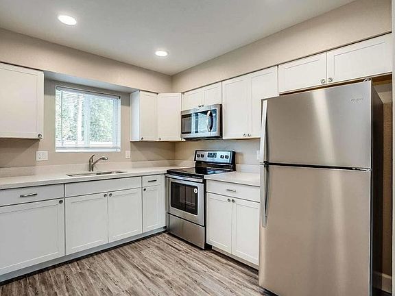 4th image of 318 E Vine Cir #102
