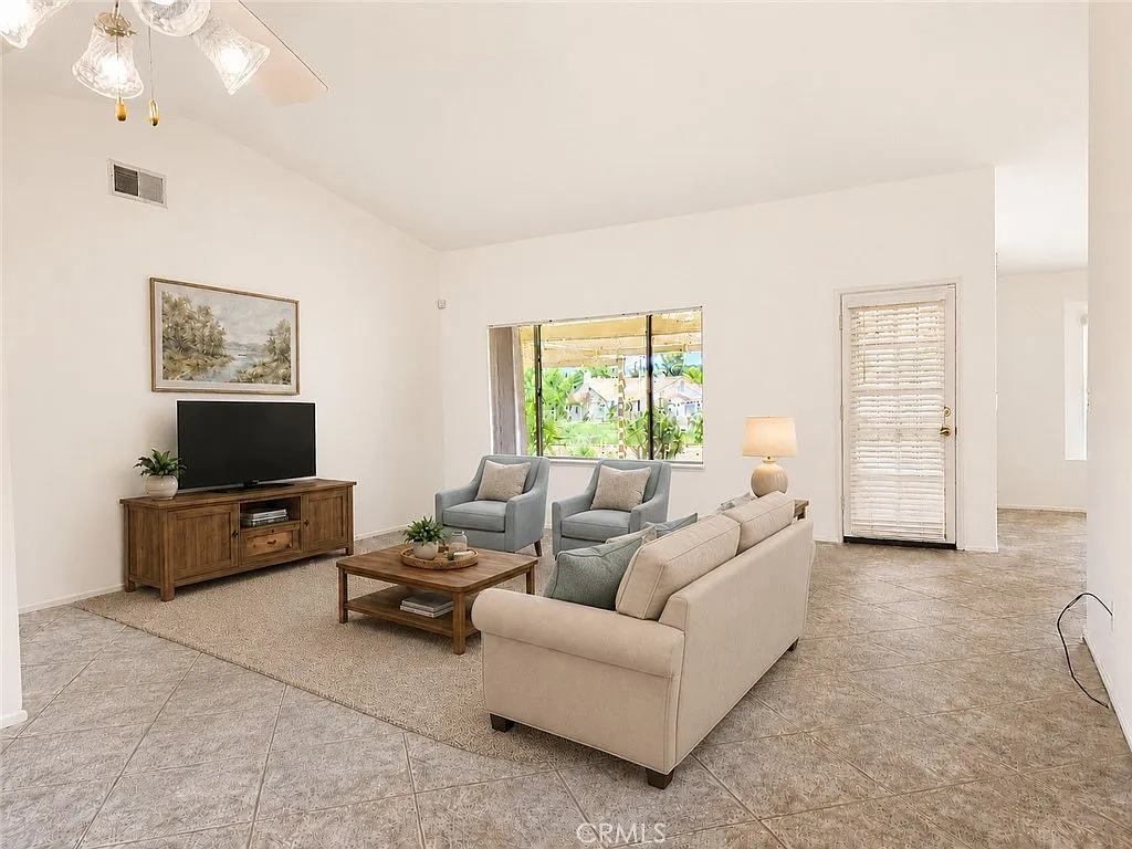 3 bed, 1887 sqft, $2,200 — Photo 4