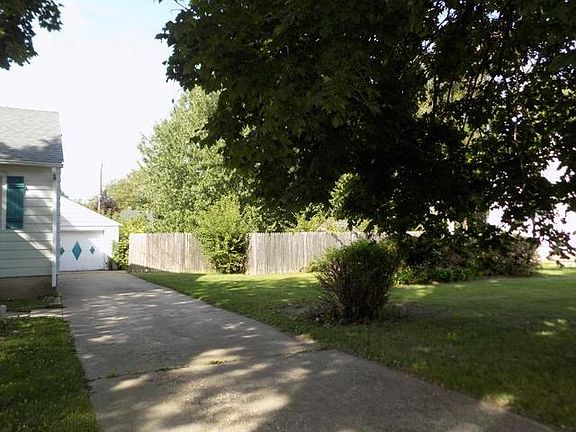 3rd image of 2819 Custer Ave