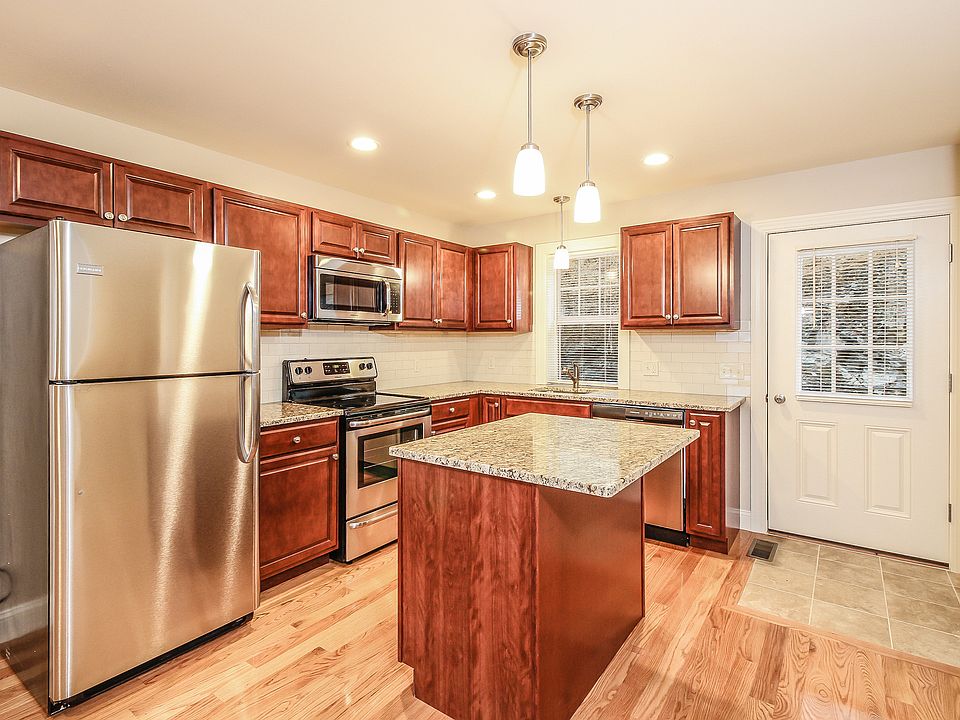 Maple wood cabinets, granite countertops and stainless steel appliances.