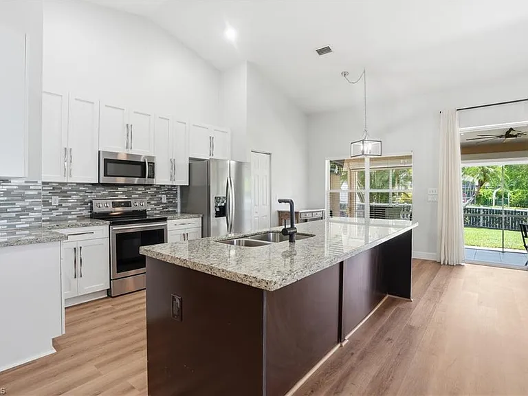 670 Lambton Ln — Photo 6
