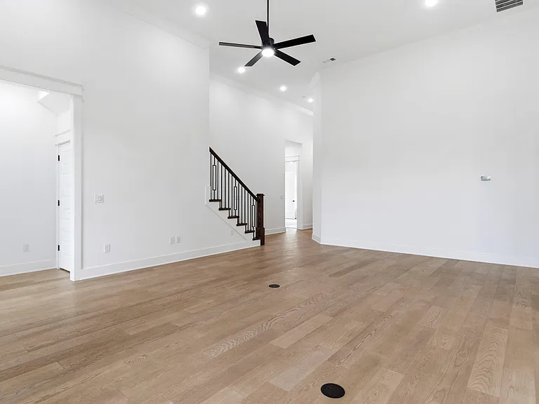 421 Hedge Dr — Photo 4