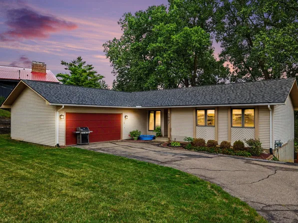 3007 Moraine Dr, Brighton, MI 48114