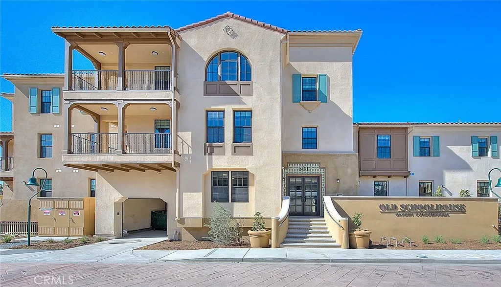 2 bed, 960 sqft, $2,472 — Photo 1