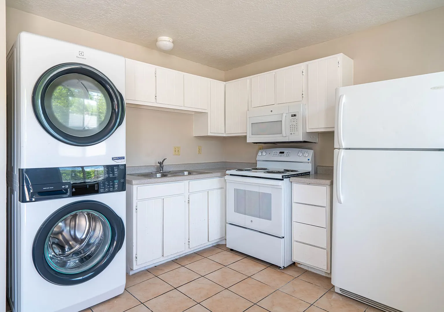 Bright and Spacious Living with In Unit Laundry and Natural Light — Photo 2