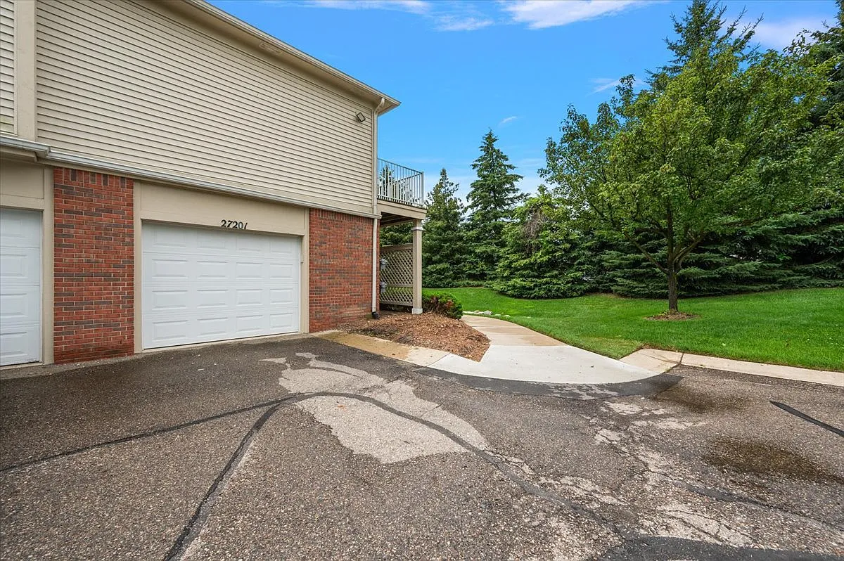 2 bed, 1462 sqft, $2,300 — Photo 3