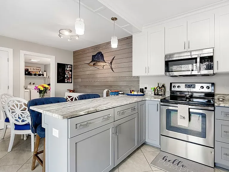 445 E Waverly Pl — Photo 2