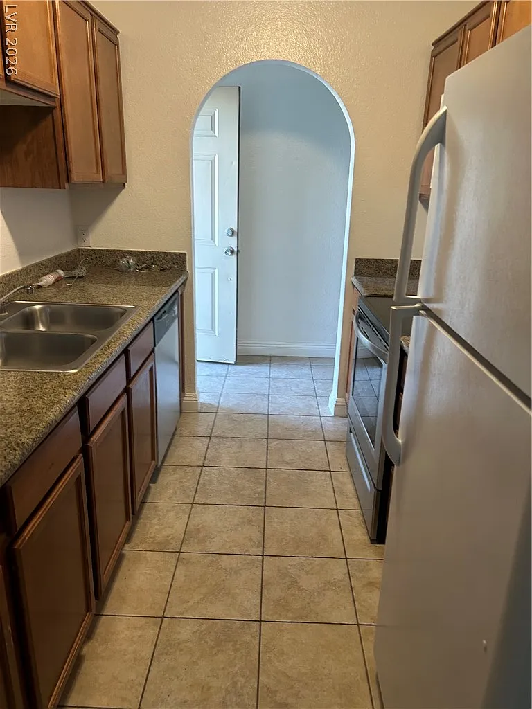 2 bed, 2.0 bath, 945 sqft, $1,700 — Photo 3