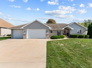 1868 N Sunrise Ln, Appleton, WI 54913