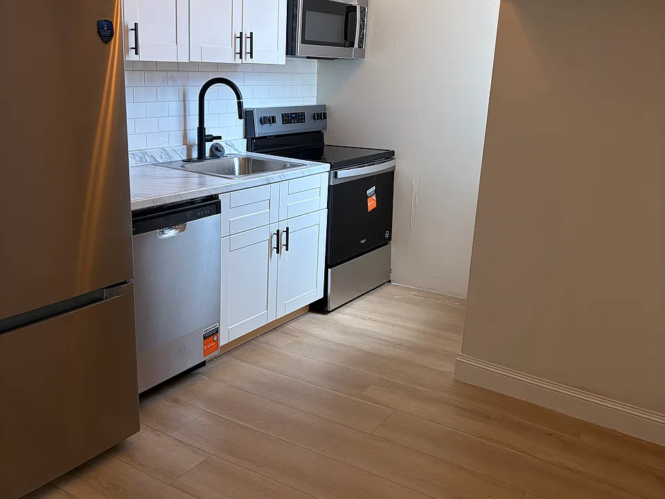 300 Amber St #3