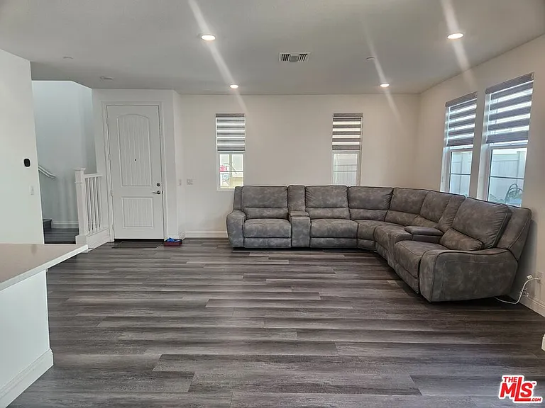 1671 Yarrow Pl — Photo 2
