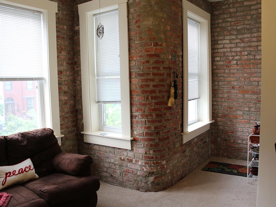 Interior Brick walls: Entryway