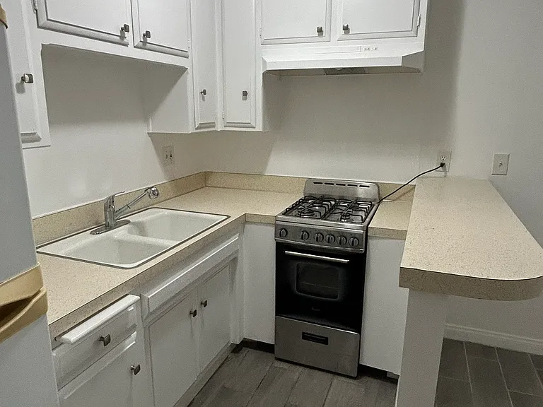 12701 York Ave #G — Photo 3