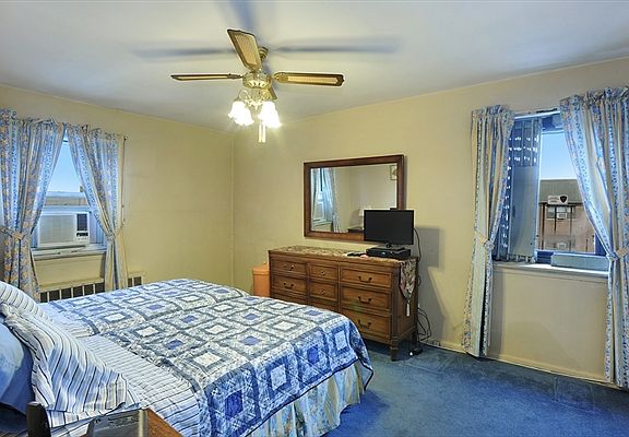 4th image of 3190 140th St APT 6G