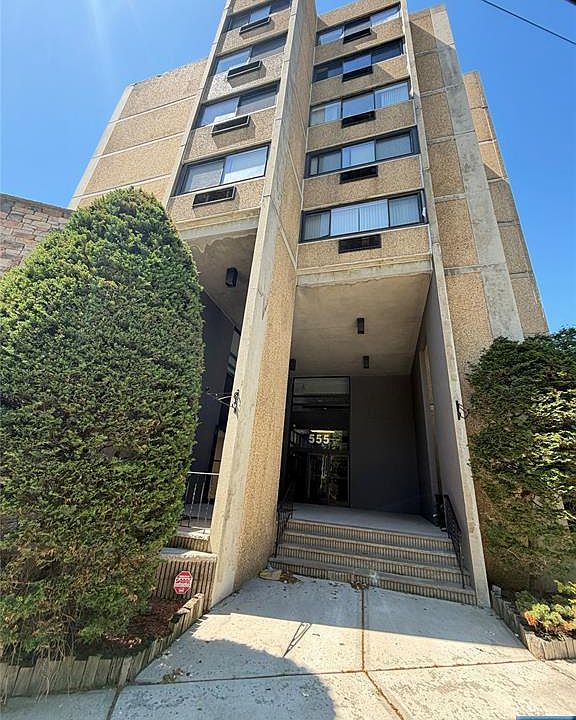 2nd image of 555 Gorge Rd APT 4I