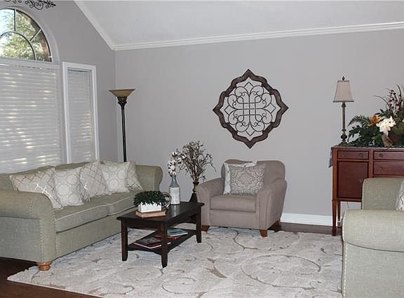 2nd image of 1261 Bedford Ln