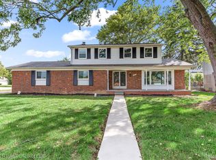 22011 Ivanhoe Ln, Southfield, MI