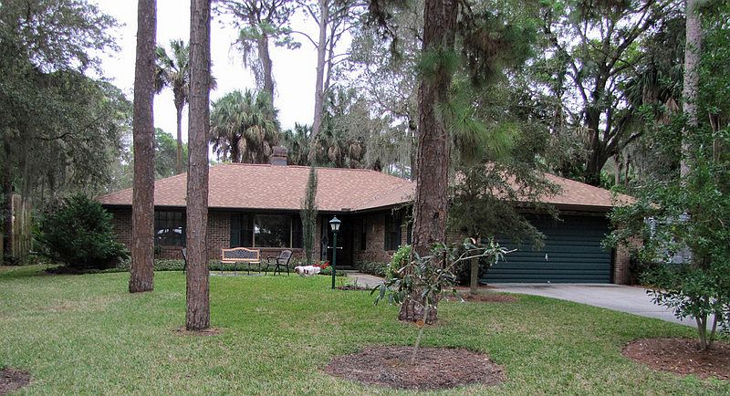 Street view
						:
						View from quiet street with no through traffic