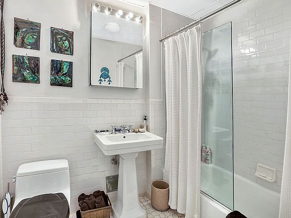 4th image of 122 Duane St APT 4C