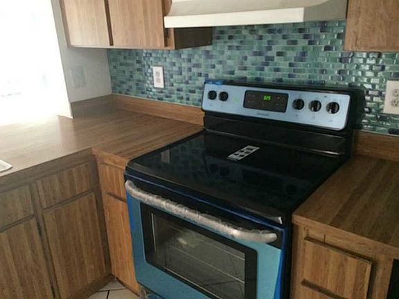 2nd image of 851 NE 207th Ln