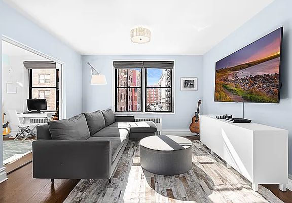 4th image of 30 E 9th St APT 4LL