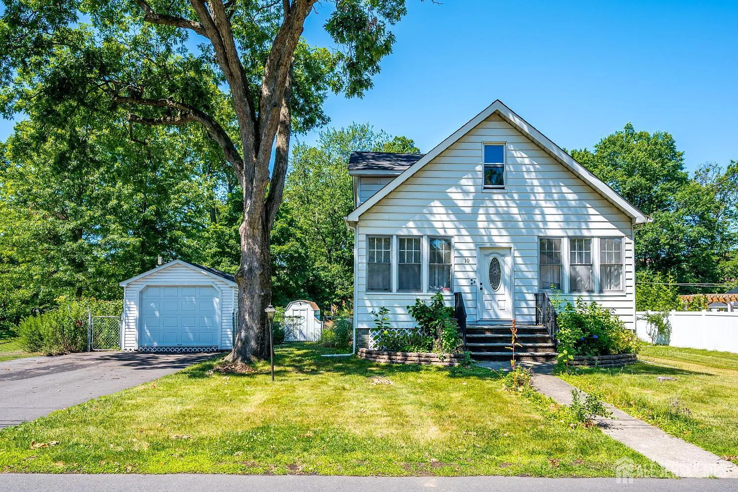 3 bed, 1.5 bath, $2,995 — Photo 1