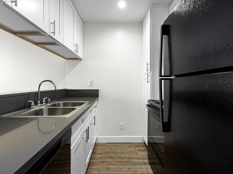 Topanga Canyon Apartments — Photo 17