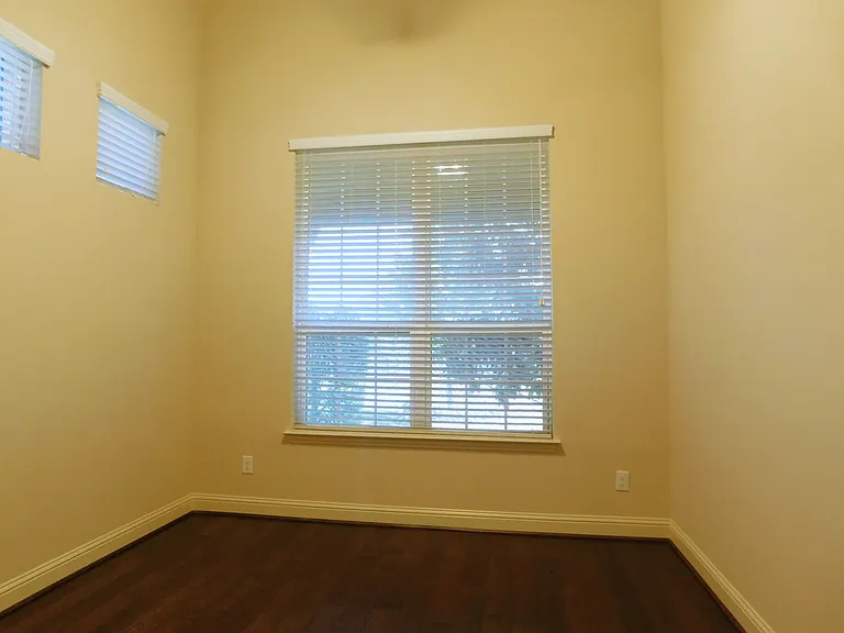 1704 Serra Dr — Photo 6