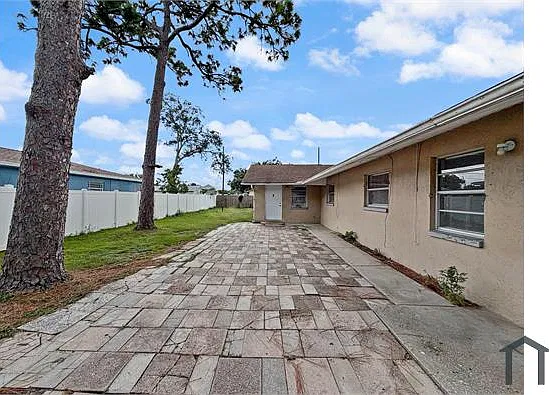 3 bed, 1000 sqft, $2,000 — Photo 2