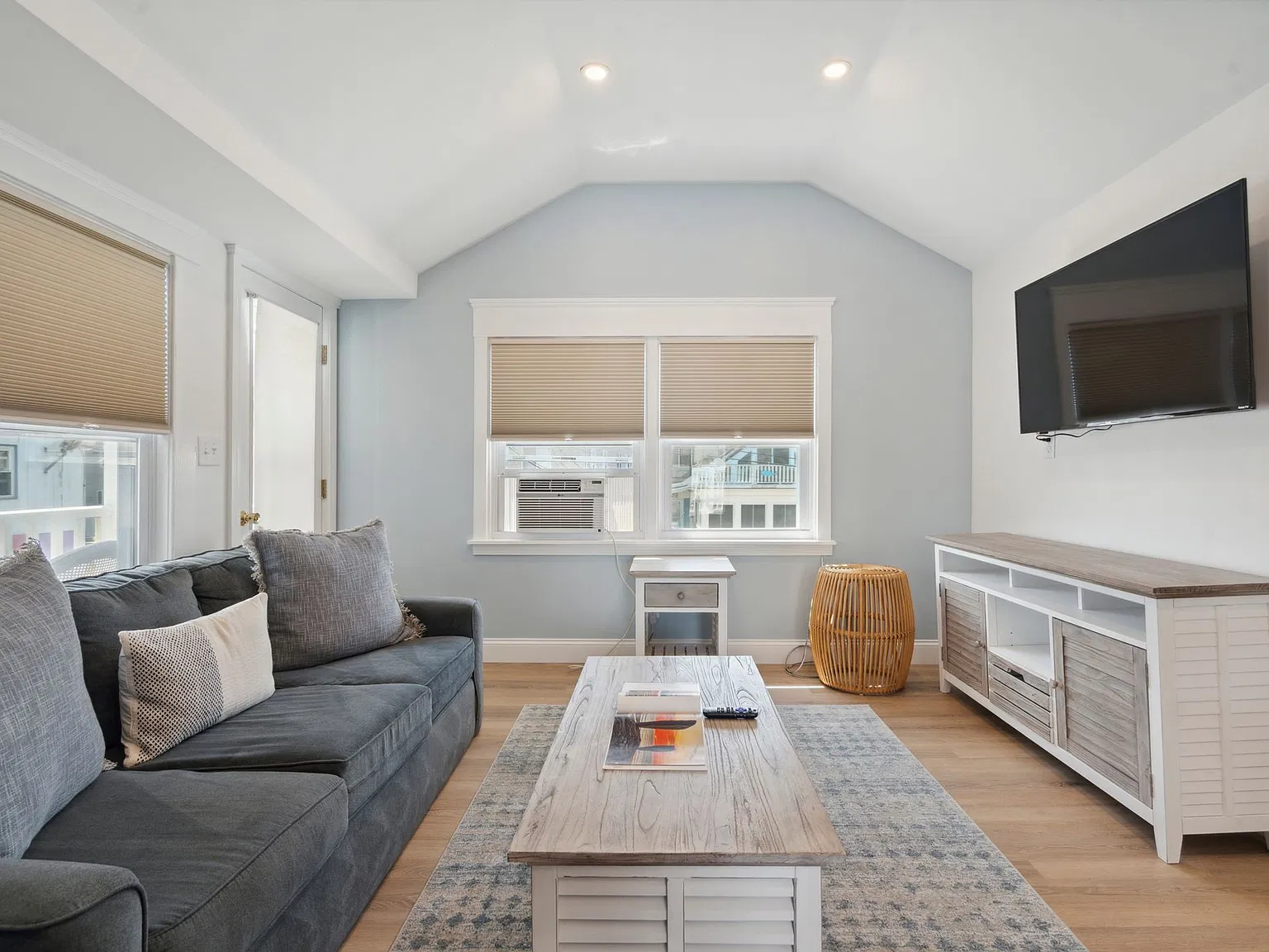 61 Ocean Blvd — Photo 2