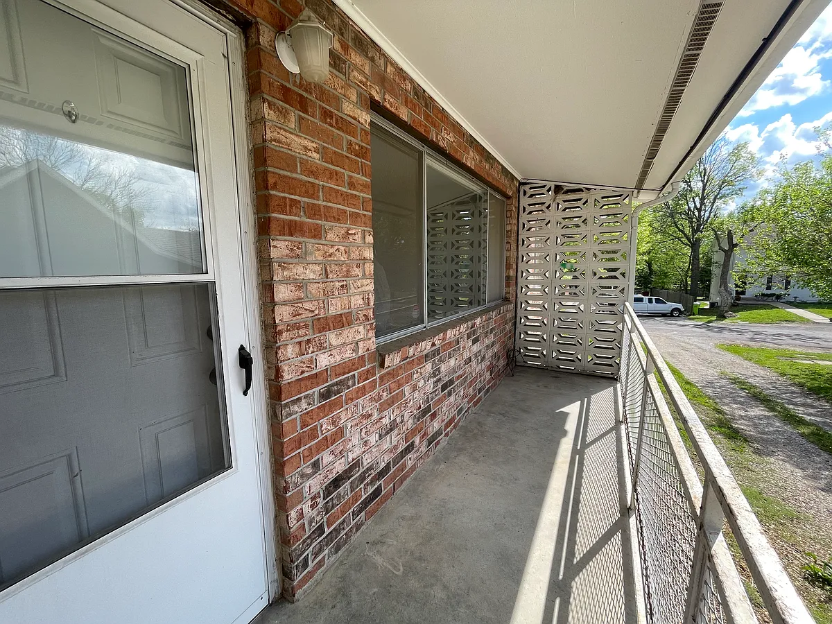 Building Photo - 708 E Walnut St #203