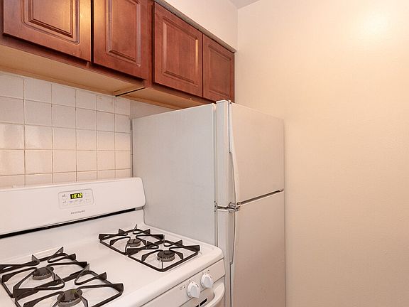 3rd image of 535 W Briar Pl #D552