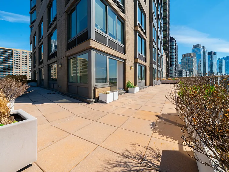 160 Riverside Blvd #18A — Photo 5