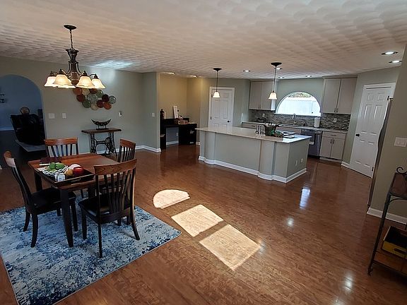 Kitchen with 2 pantries 