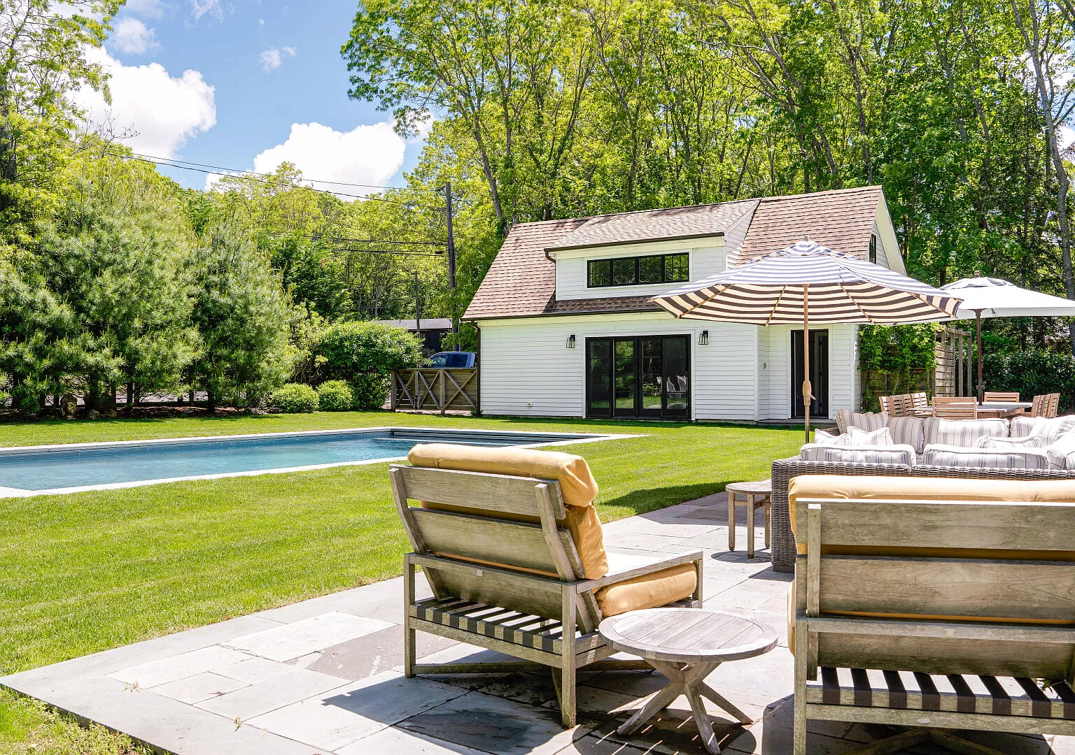Traditional-style home with vibrant colors, private pool! — Photo 4
