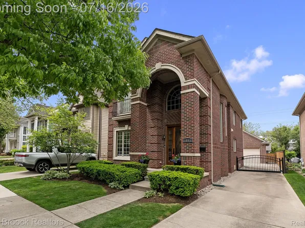 1045 Bennaville Ave, Birmingham, MI 48009