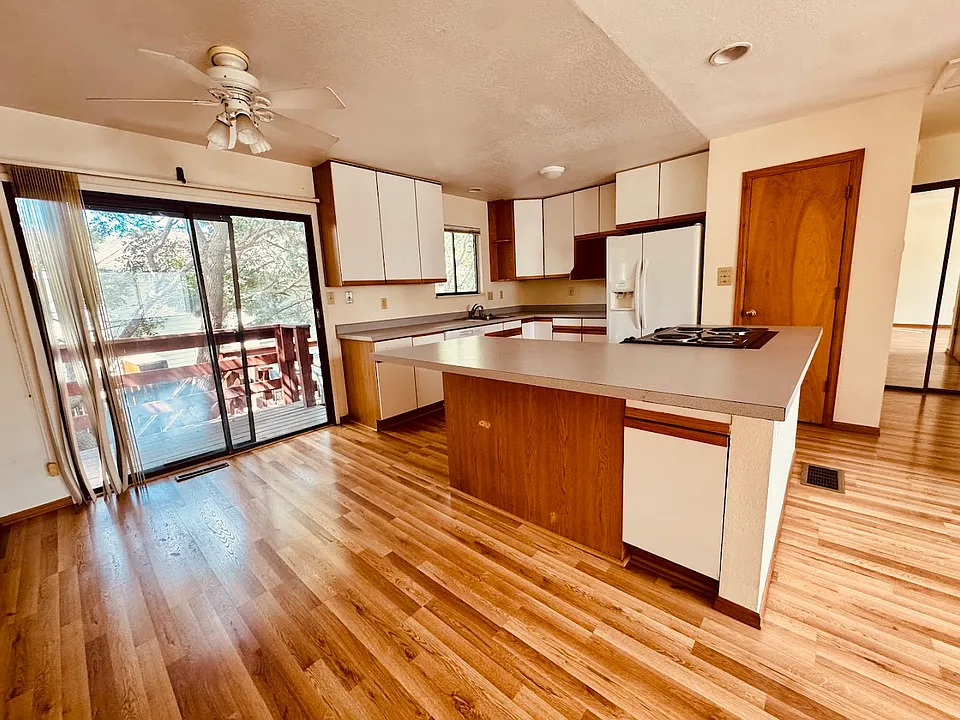 5465 White Pl