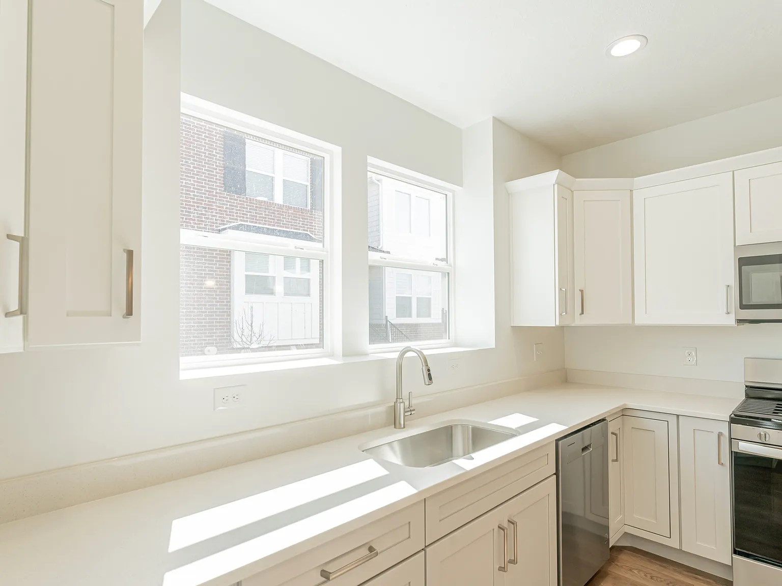 3 bed, 2.5 bath, 2370 sqft, $2,290 — Photo 4