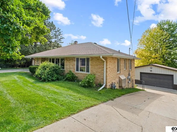 906 Bellevue Blvd S, Bellevue, NE 68005