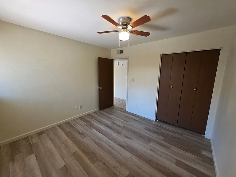 GAU01 627 E Knoll — Photo 12