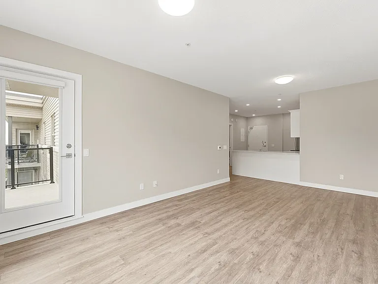 105 Oxford St — Photo 10