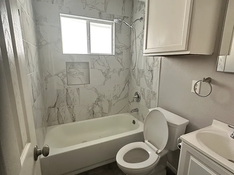 1719 W Kings Hwy #17 — Photo 3