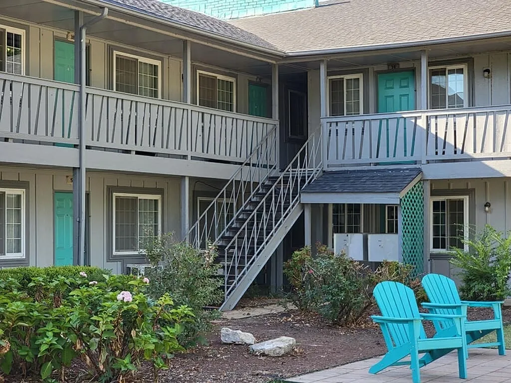 Hideaway Cove Apartments — Photo 1