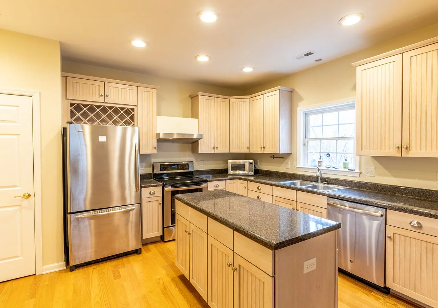 Single Family Home Minutes To Dtwn/Uva Area — Photo 3