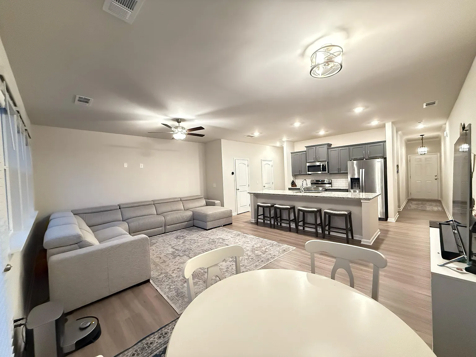 3 bed, 2.5 bath, 1776 sqft, $2,300 — Photo 3
