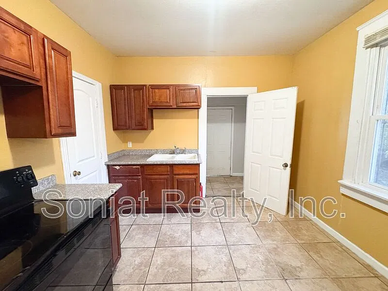 2 bed, 1.0 bath, 744 sqft, $1,300 — Photo 3