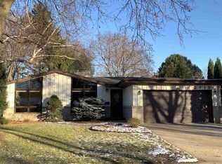 2718 Oakwood Ct, Appleton, WI 54911
