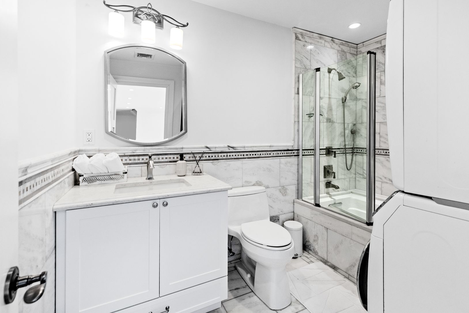  en-suite bathroom with washer and dryer