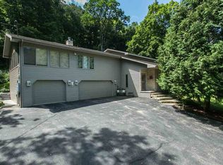 7690 Hidden Valley Rd, Dubuque, IA 52003