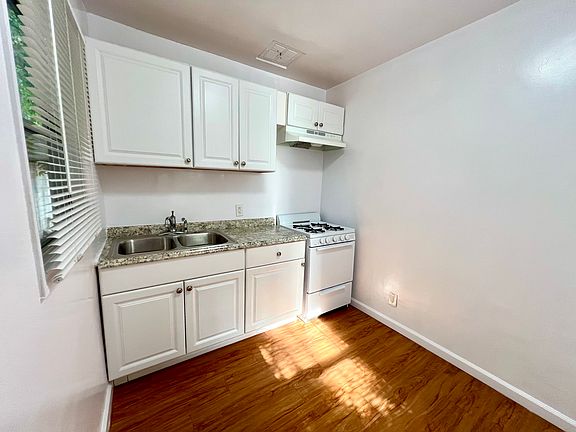 5th image of 17542 Ventura Blvd #15